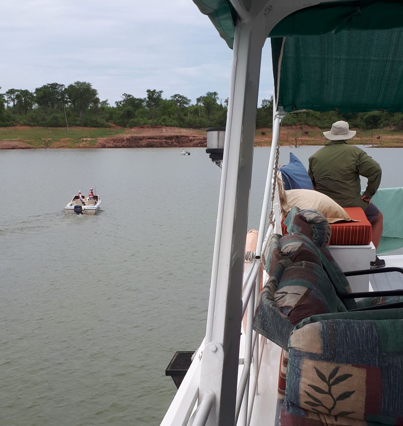 houseboat heading towards it's mooring site.